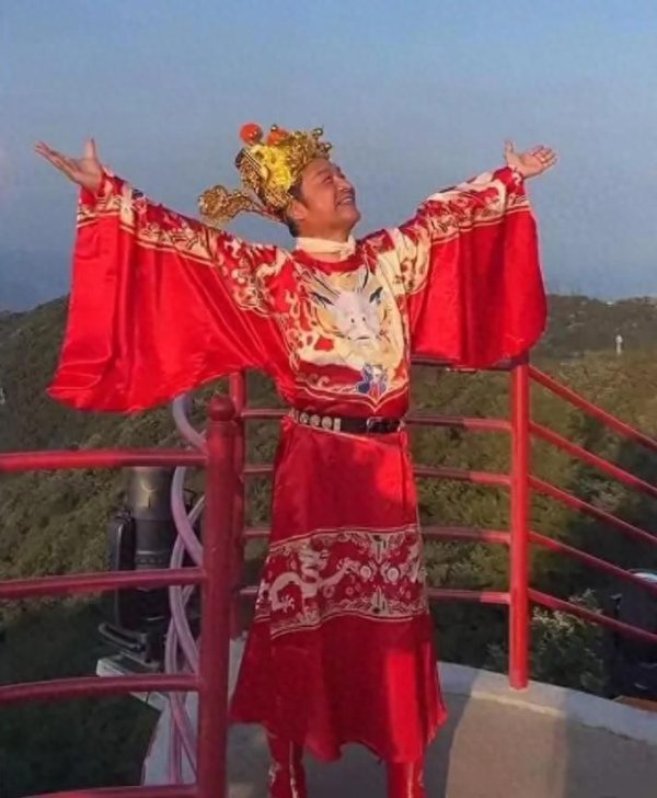 云操盘 63岁马景涛为儿子频繁走穴商演，曾直播晕倒太拼了！